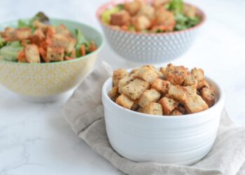 The way to Make Garlic Bread Croutons (Salad’s Secret Weapon)
