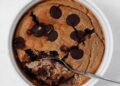 Vegan Blended Baked Oats with Darkish Chocolate Chips