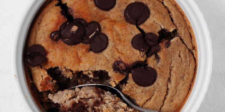 Vegan Blended Baked Oats with Darkish Chocolate Chips