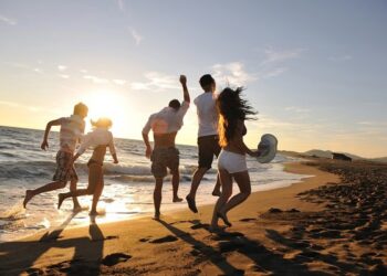 101 Inspirational Seashore Quotes: Quick and Humorous Sayings for a Comfortable Summer time with Mates