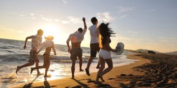 101 Inspirational Seashore Quotes: Quick and Humorous Sayings for a Comfortable Summer time with Mates