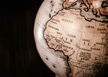 Urbanicity and psychotic issues throughout nations within the International South