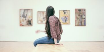 How can gallery-based artwork remedy enhance younger individuals’s psychological well being?