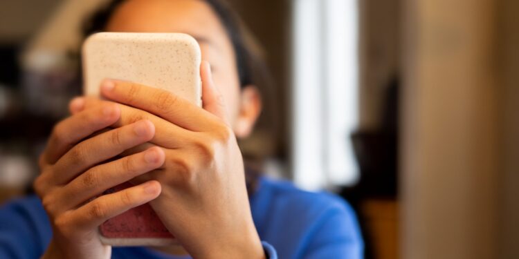 Display habit and suicidal behaviors are linked for teenagers, a examine reveals : Photographs