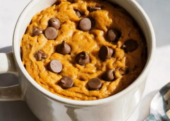 Wholesome Excessive-Protein Pumpkin Chocolate Chip Mugcake