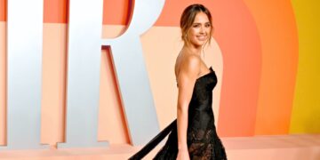 Jessica Alba’s Double-Obligation Train Hits Arms and Abs on the Identical Time