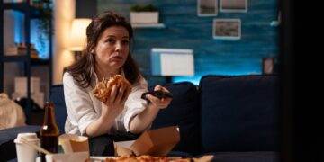 This Would possibly Be Why You Can’t Cease Binge Consuming at Evening