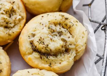Garlic Parmesan Dinner Rolls (Excessive-Protein!)