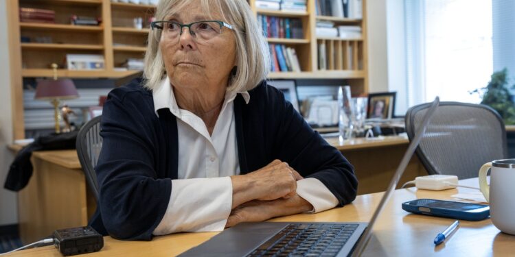 After dropping NIH help, most cancers researcher struggles to maintain lab open : Pictures