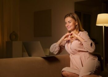 How To Shield Your Psychological Well being Whereas Relationship On-line (And Why The Platform You Select Issues Extra Than You Suppose)