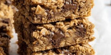 Wholesome Excessive Protein Oatmeal Chocolate Chip Breakfast Bars