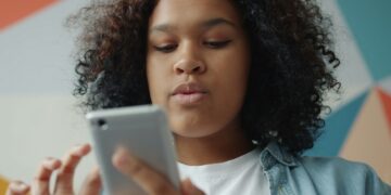 Younger folks with psychological well being situations use social media in another way