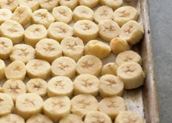 Find out how to Freeze Bananas (for Smoothies and Baking!)