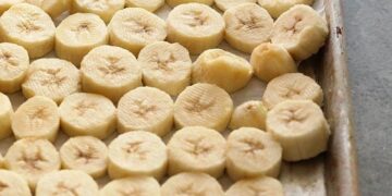 Find out how to Freeze Bananas (for Smoothies and Baking!)