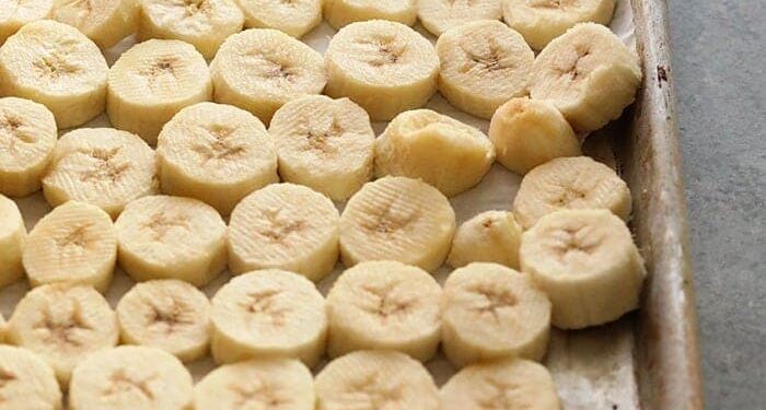 Find out how to Freeze Bananas (for Smoothies and Baking!)