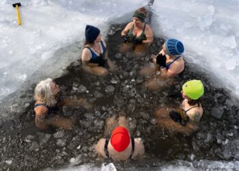 Extra Girls Are Embracing Chilly Plunges As Science Continues To Reveal Actual Advantages
