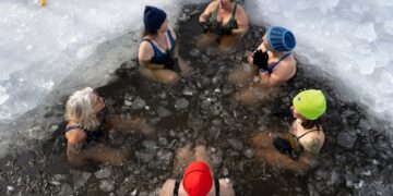 Extra Girls Are Embracing Chilly Plunges As Science Continues To Reveal Actual Advantages