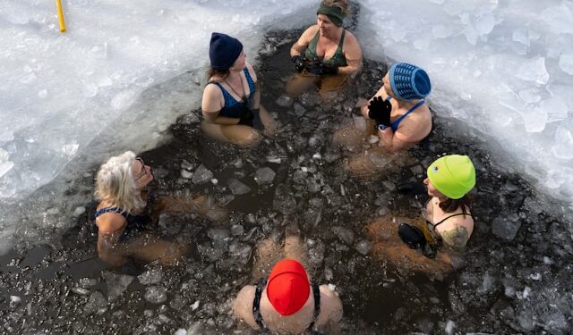 Extra Girls Are Embracing Chilly Plunges As Science Continues To Reveal Actual Advantages