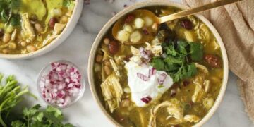 Inexperienced Chili Recipe with Rooster and Beans
