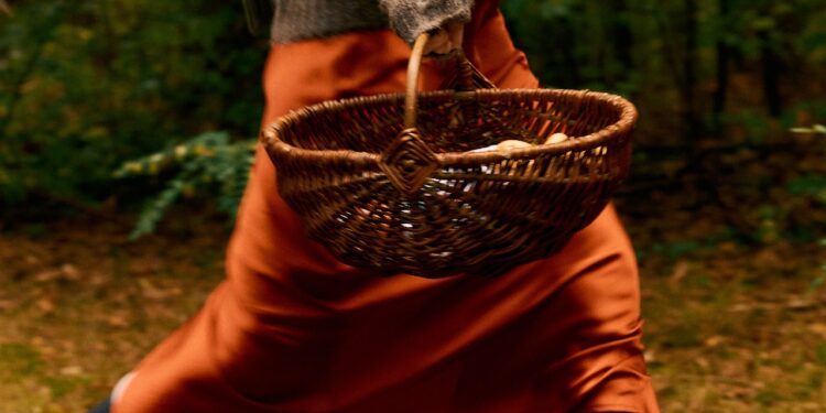 10 Cozy Fall Date Concepts to Maintain That Summer season Flame Burning